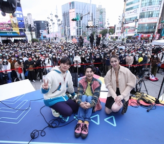 告五人《運氣來得若有似無》台北簽唱會 歌迷不畏低溫擠爆西門六號出口！