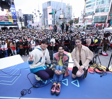 告五人《運氣來得若有似無》台北簽唱會 歌迷不畏低溫擠爆西門六號出口！