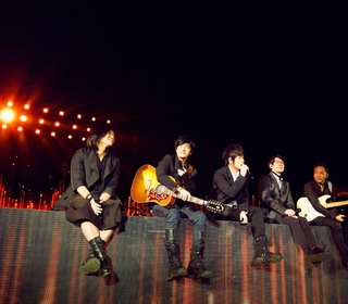 五月天獻多重驚喜給「首場」歌迷 合體茄子蛋 突擊直播吸4.2萬人搶看