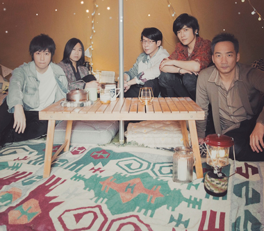 五月天陪你守歲接招大明星提問 露營野餐風一起團圓最Chill除夕夜