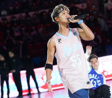 鼓鼓呂思緯圓籃球夢受邀開球樂當球迷 「全明星」游泳表現出色網讚飛魚鼓