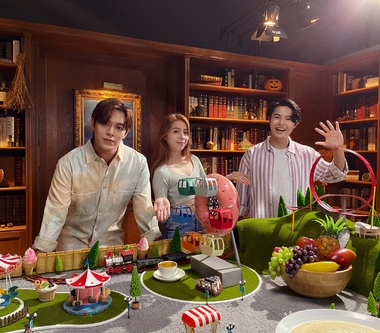 告五人代言「饗食天堂」拍MV登蛋糕舞台 狂啖海陸全餐 笑稱：像是在天堂