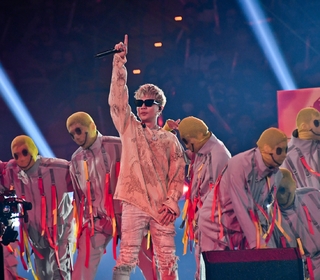 蕭秉治二度登上《紅白》攜10位舞者大陣仗演出 鼓鼓邀14位吉他社學生浪漫共演