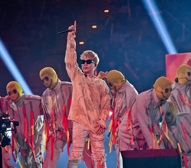 蕭秉治二度登上《紅白》攜10位舞者大陣仗演出 鼓鼓邀14位吉他社學生浪漫共演