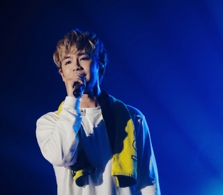 鼓鼓呂思緯生日  歌迷躲高鐵站獻驚喜祝「青春永駐」