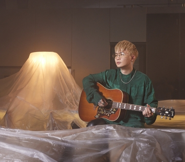 蕭秉治〈毒藥〉橫掃排行榜14冠王  《狂人》專輯再獻深情力作〈都是我的錯〉