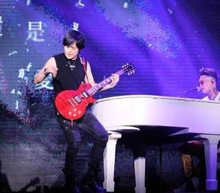 蕭秉治「凡人」演唱會散發愛 五月天怪獸化身「Super Hero」助陣