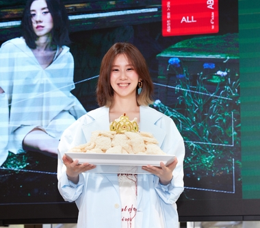 最紅「鍋巴」！白安《沒有人寫歌給你過吧》專輯11冠王 阿信、許鈞驚喜祝賀