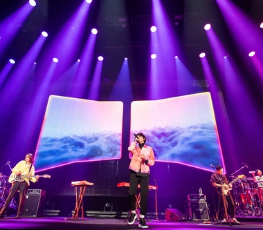 首組樂團攻高流！宇宙人吸4千人滿座嗨炸開唱 方Q兌現完售約定「征服」愛河！