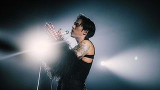 HUSH 黑色露肩裝魅惑登台開唱 新專輯《娛樂自己》搶先聽歌迷瘋狂安可！