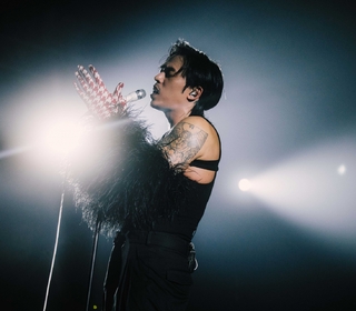 HUSH 黑色露肩裝魅惑登台開唱 新專輯《娛樂自己》搶先聽歌迷瘋狂安可！