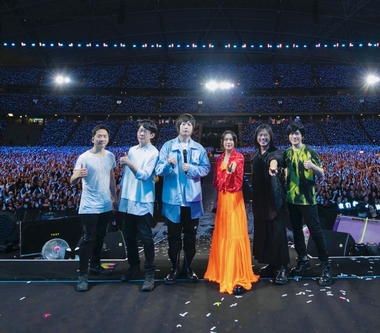 五月天等待2年終於見到新加坡4萬名歌迷 劉若英「飛行」前來聚首擔任嘉賓