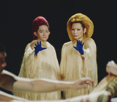 Tizzy Bac〈從地心竄出〉化身外星人雙眼發光傳念力　頂10公斤毛絨裝動感熱舞！