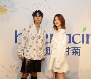 鼓鼓和白安攜手代言德國小甘菊 親手為粉絲塗護唇膏現場一陣「好羨慕」