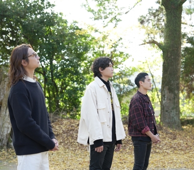 宇宙人闖活火山櫻島感受「宇宙能量」 登神聖山峰吸百年神木芬多精