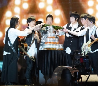 五月天成軍日任賢齊 一「齊」〈乾杯〉大小喵星人共乘明日航艦舞台環場高雄世運！