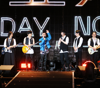 五月天諾亞方舟演唱會 「狂人」蕭秉治見到師兄「狂」發抖 阿信緊抓手暖心給力量