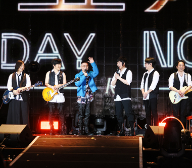 五月天諾亞方舟演唱會 「狂人」蕭秉治見到師兄「狂」發抖 阿信緊抓手暖心給力量