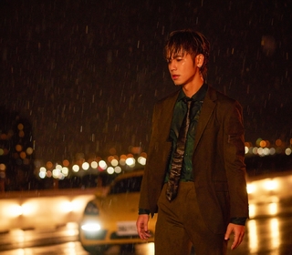 鼓鼓真情流露獨角戲  〈開不起玩笑〉躺地濕身為歌迷淋一夜雨也甘之如飴