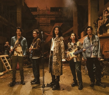 麋先生〈天生寂寞〉闖鬧鬼大樓取景　廢墟多人狂歡打造魔幻派對