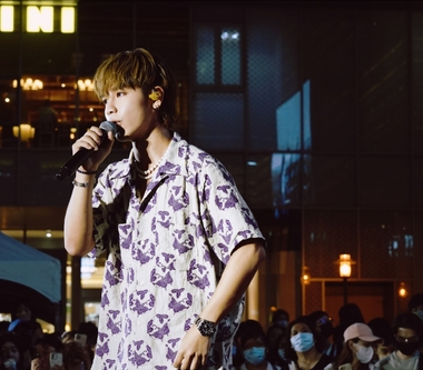 鼓鼓呂思緯簽唱會遇大雨宛如復刻MV 感謝各地歌迷不畏風雨力挺