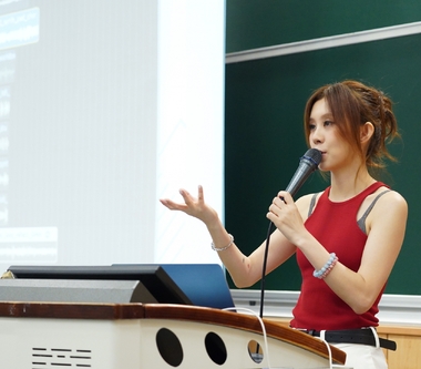 白安受邀分享創作歷程 百名學生風雨無阻聽課甜嘴撩「白老師」