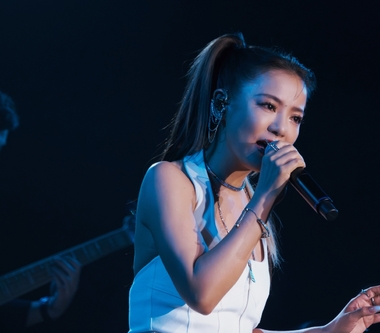 丁噹美國開唱熱情歌迷搶合照 出動賭場警察維持秩序