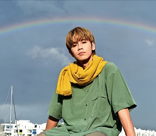 鼓鼓呂思緯、白安拍攝德國小甘菊品牌形象代言照 酷夏著厚衣拍照兩人演技大考驗