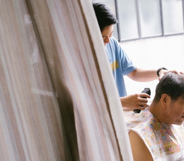 羅北安、金鐘奬影帝薛仕凌 「父子」助陣金曲歌王HUSH〈成人〉MV劇情藏洋蔥感人催淚!