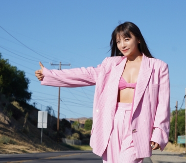 丁噹釋出巡迴演唱會同名主題曲〈夜遊〉遠赴洛杉磯拍攝MV 一字型比基尼性感出鏡！