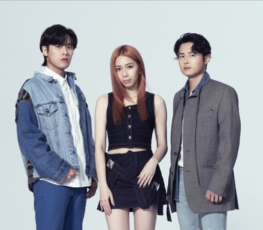 告五人磅礴登上紐約時代廣場巨型螢幕　派「告五豬」先抵紐約暖身朝聖