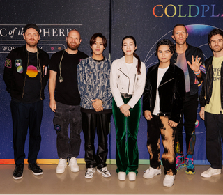超人氣樂團告五人擔任Coldplay開場嘉賓　攜宜蘭家鄉特產威士忌及本土鳳梨酥伴手禮贈Coldplay