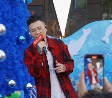 蕭秉治點亮10公尺藍色聖誕樹 12/15與鼓鼓呂思緯、陳零九、白安、告五人、麋先生一起嗨翻翻信義新天地