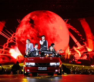 五月天帶領歌迷繼續《回到那一天》細數出道25年9張專輯 復刻演唱會紅色跑車亮相