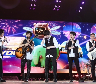 五月天25週年巡迴演唱會 牽起小玫瑰合唱 15萬人一起回到愛上五月天的那一天