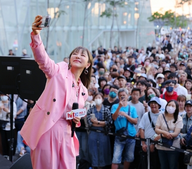 丁噹《夜遊 A Night Tour》高流簽票吸引爆滿人群  元宵提爆紅「小萌龍呆腦獸」嗨唱萌翻全場