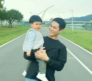 宇宙人阿奎兒子小虎樂當〈一起去跑步〉MV男主角　可愛力爆發三天內破20萬觀看