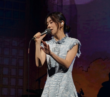 白安入境隨俗選唱王菲經典之作〈執迷不悔〉 注音搭配拼音苦背做筆記