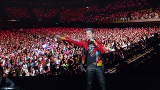 任賢齊《齊跡》成都開唱兩場一票難求 萬人為他高舉手幅唱生日歌獻驚喜！