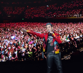 任賢齊《齊跡》成都開唱兩場一票難求 萬人為他高舉手幅唱生日歌獻驚喜！