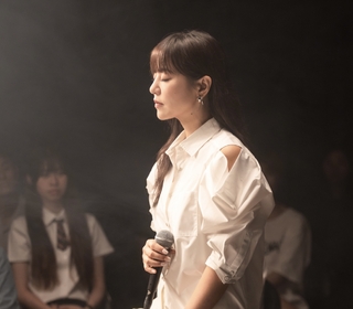 歌迷票選愛歌〈跟自己說晚安〉 MV金曲客語入圍者彭柏邑友情客串鋼琴手