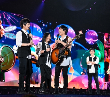 五月天《回到那一天》北京鳥巢舞台運輸破紀錄 瑪莎自嘲「女琵琶手」呼應網友哏！