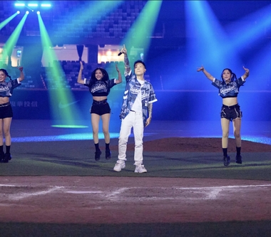 「破億神曲製造機」蕭秉治登大巨蛋 驚喜預告8月推出個人單曲