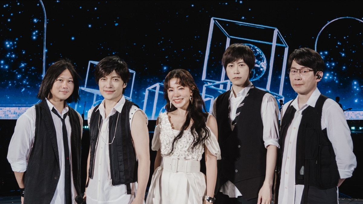 五月天《回到那一天》太原綻放燦爛〈花火〉  與丁噹合唱〈猜不透〉徹底回到那一天