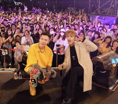 GX暖心過聖誕！鼓鼓呂思緯、蕭秉治登高雄愛・Sharing　連線點亮 13 米聖誕樹