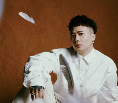 新專輯《完人》累積7冠軍、《活著 Alive》演唱會全數完售　蕭秉治邀歌迷12/10齊慶功