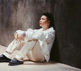 〈孤獨不是罪〉MV營造孤獨感  15噸沙子狂往身上倒「活埋」蕭秉治