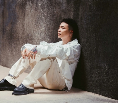 〈孤獨不是罪〉MV營造孤獨感  15噸沙子狂往身上倒「活埋」蕭秉治