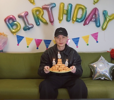 蕭秉治生日巧碰《活著 Alive》高雄巨蛋演唱會開賣日　送上鳳梨酥蛋糕預祝開票旺旺旺