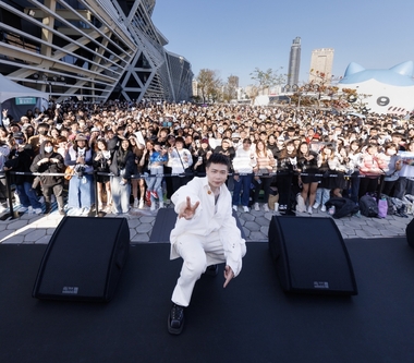 蕭秉治高雄簽票會擠滿5千人　8/23《活著》高雄巨蛋演唱會朝完售路邁進